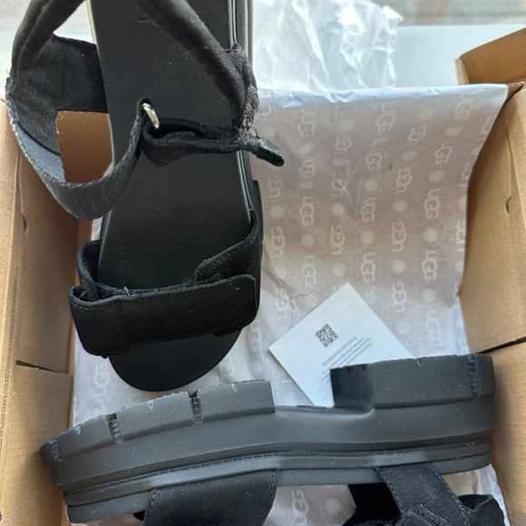 UGG Ashton Lug Sandal in Black (size 8.5) - Picture 6 of 8